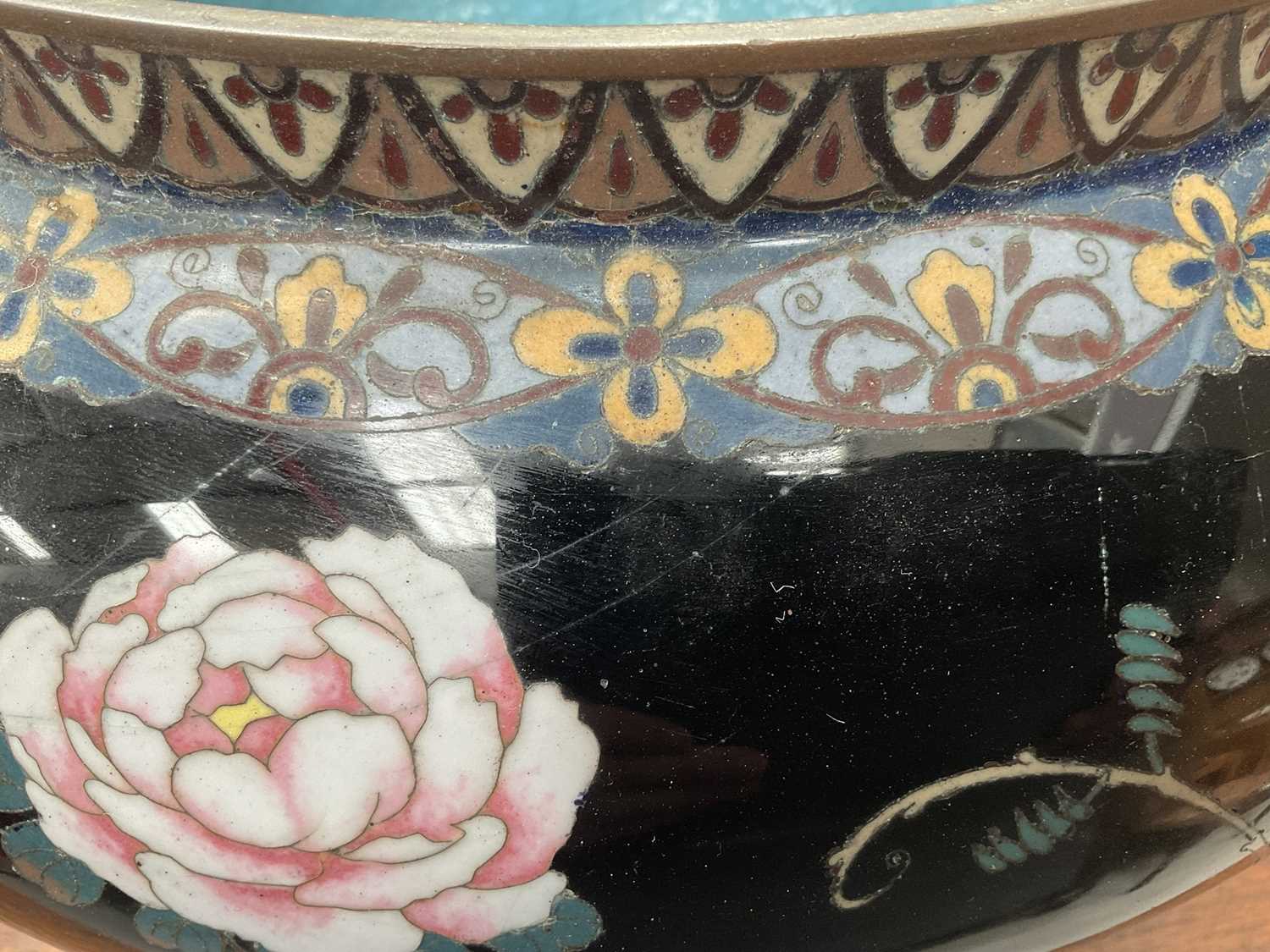 Large Japanese cloisonné jardinière decorated with flowers and birds - Image 17 of 17