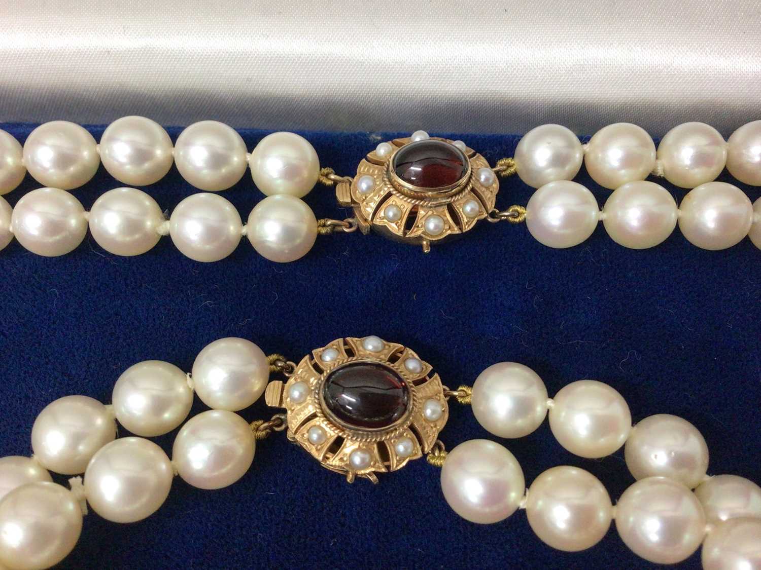 Cultured pearl two strand necklace and bracelet, each with two strings of 8mm cultured pearls on a g - Image 3 of 4
