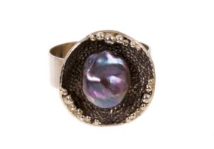 18ct white gold and black cultured pearl ring