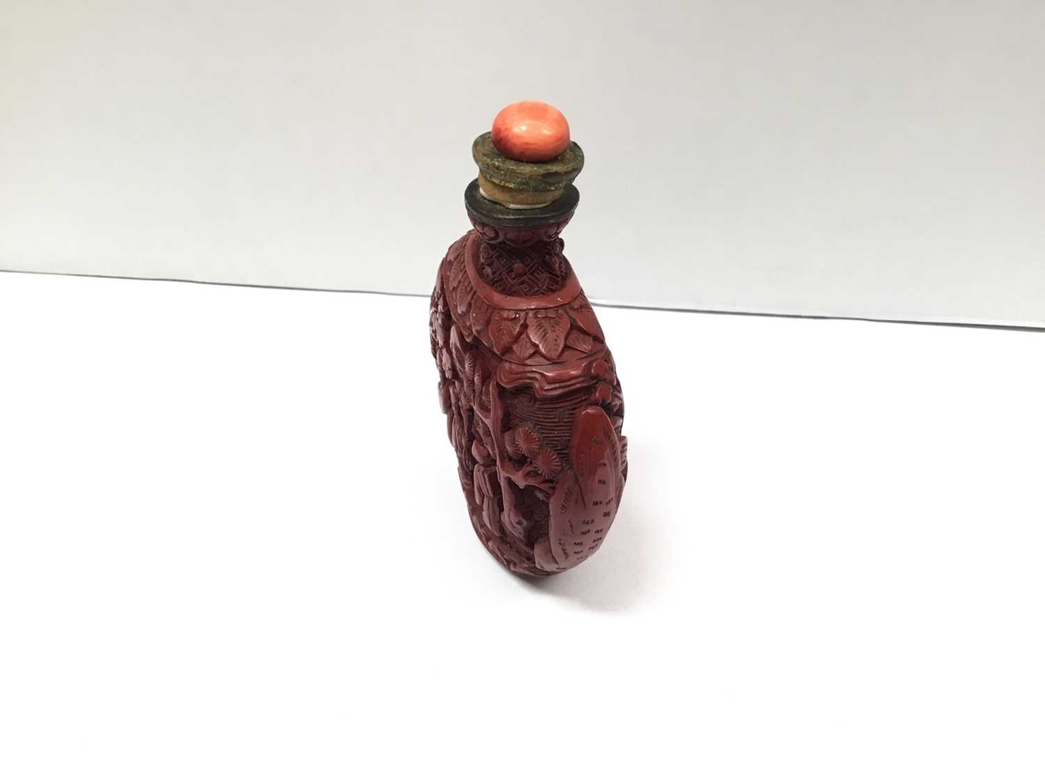 Finely carved cinnabar lacquer snuff bottle - Image 7 of 7
