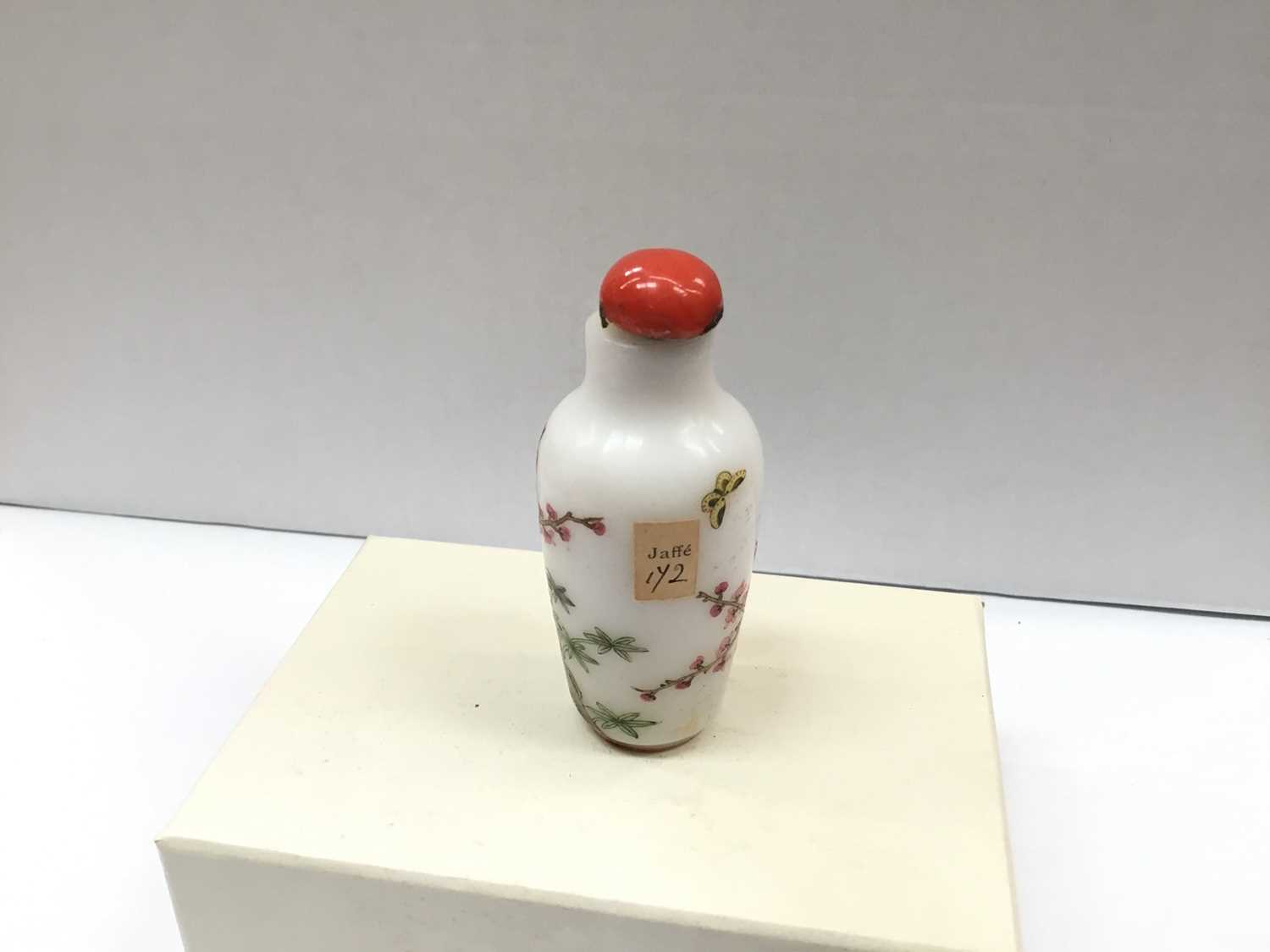 18th / 19th century enamelled milk glass snuff bottle, with Bluett & Sons label to base - Image 2 of 9