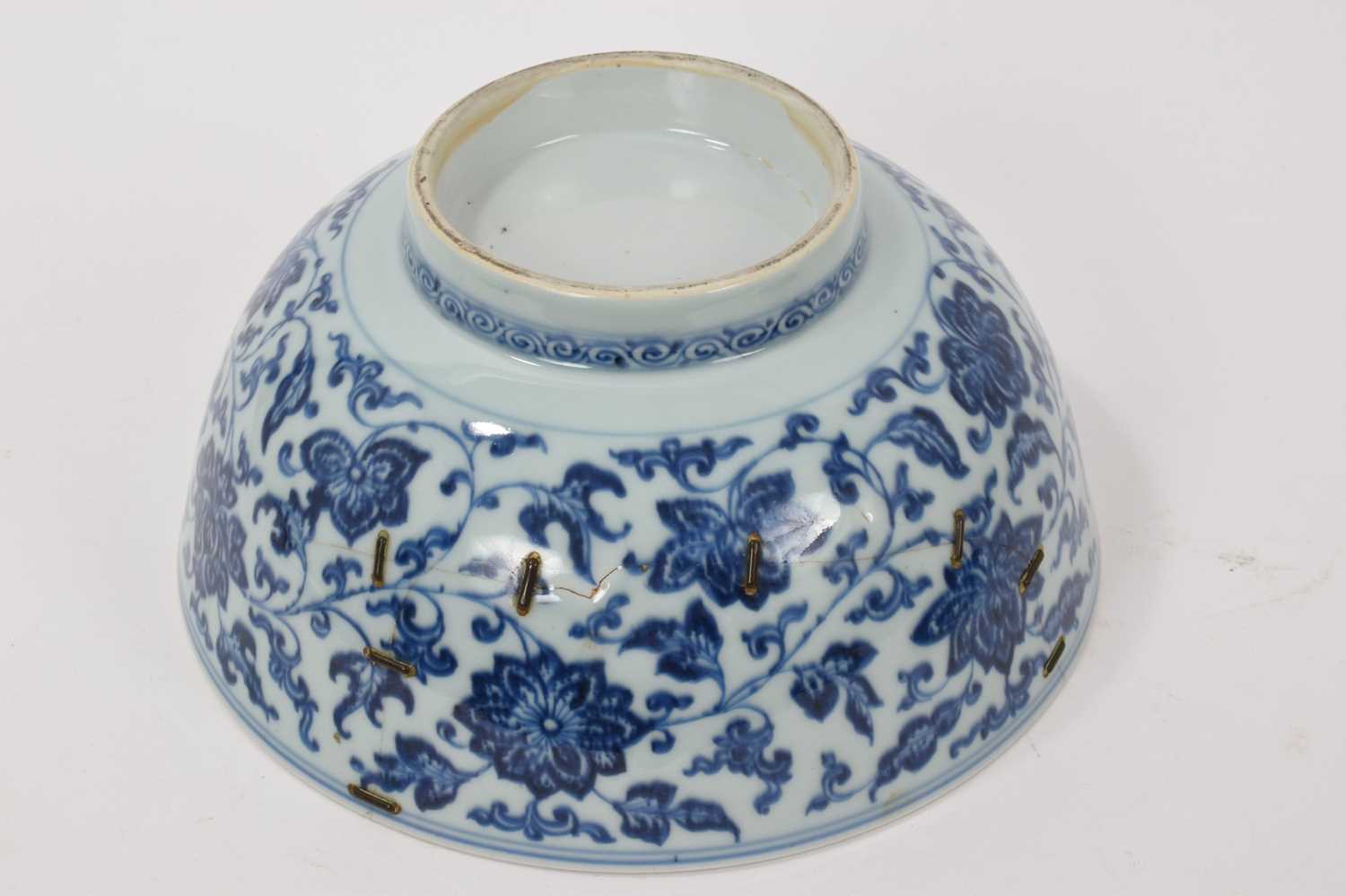Antique Chinese porcelain blue and white and famille rose bowl (with wooden stand) - Image 4 of 7