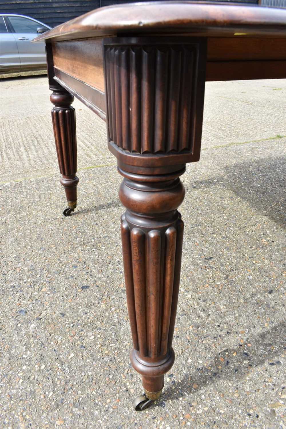 Early Victorian mahogany extending dining table - Image 5 of 6