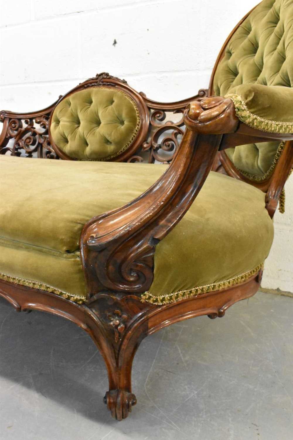 Victorian walnut framed chaise longue - Image 4 of 5