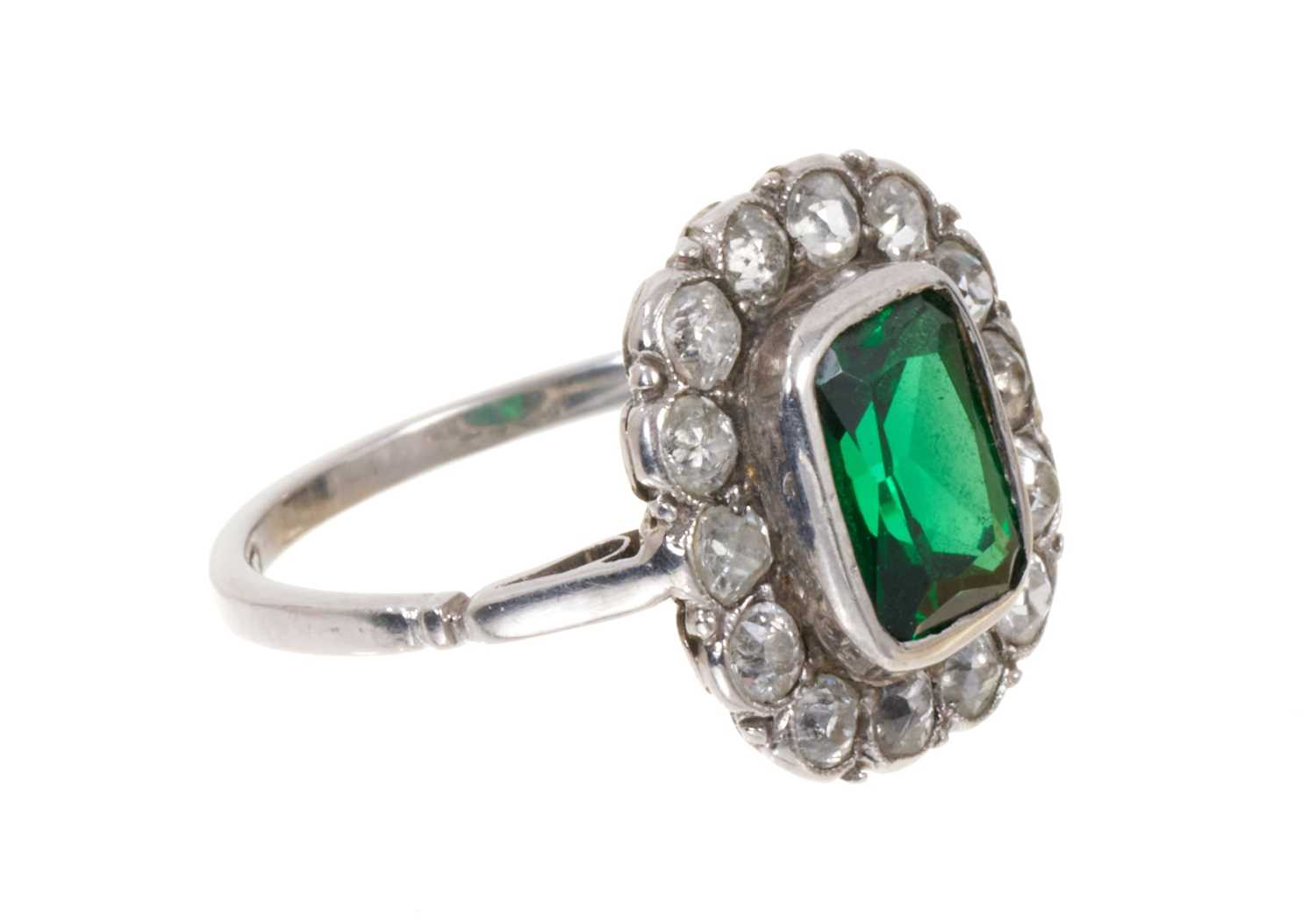 1920s diamond and green stone platinum ring - Image 2 of 4