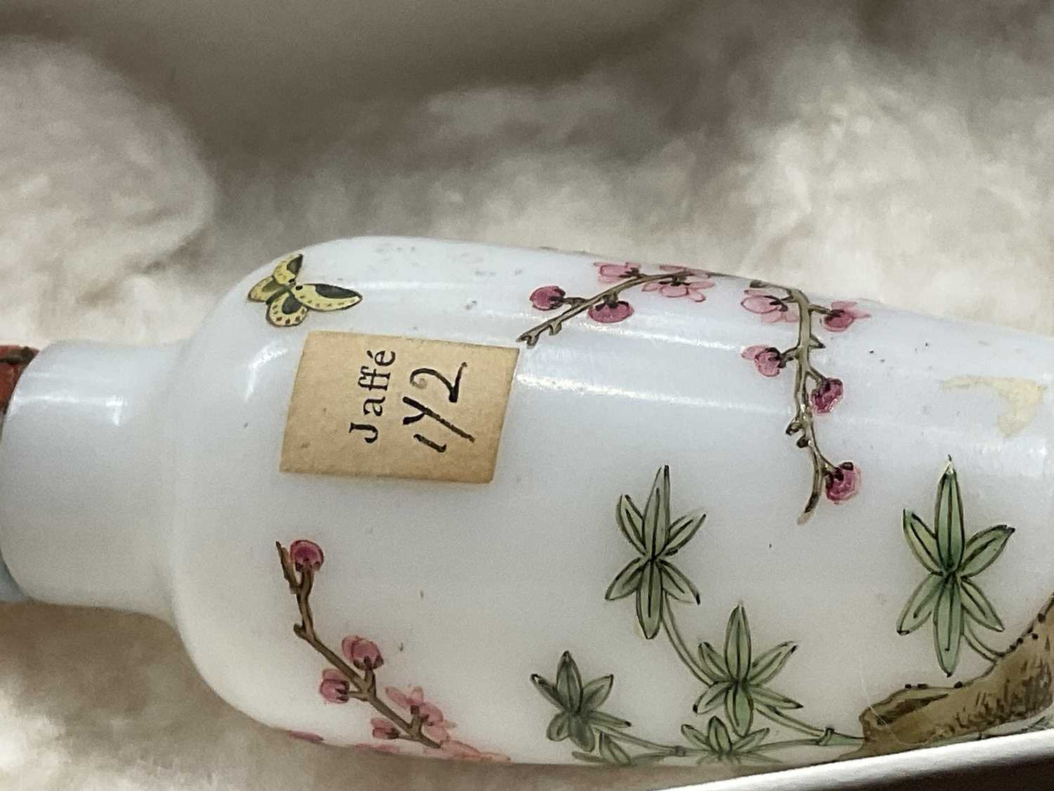 18th / 19th century enamelled milk glass snuff bottle, with Bluett & Sons label to base - Image 4 of 9