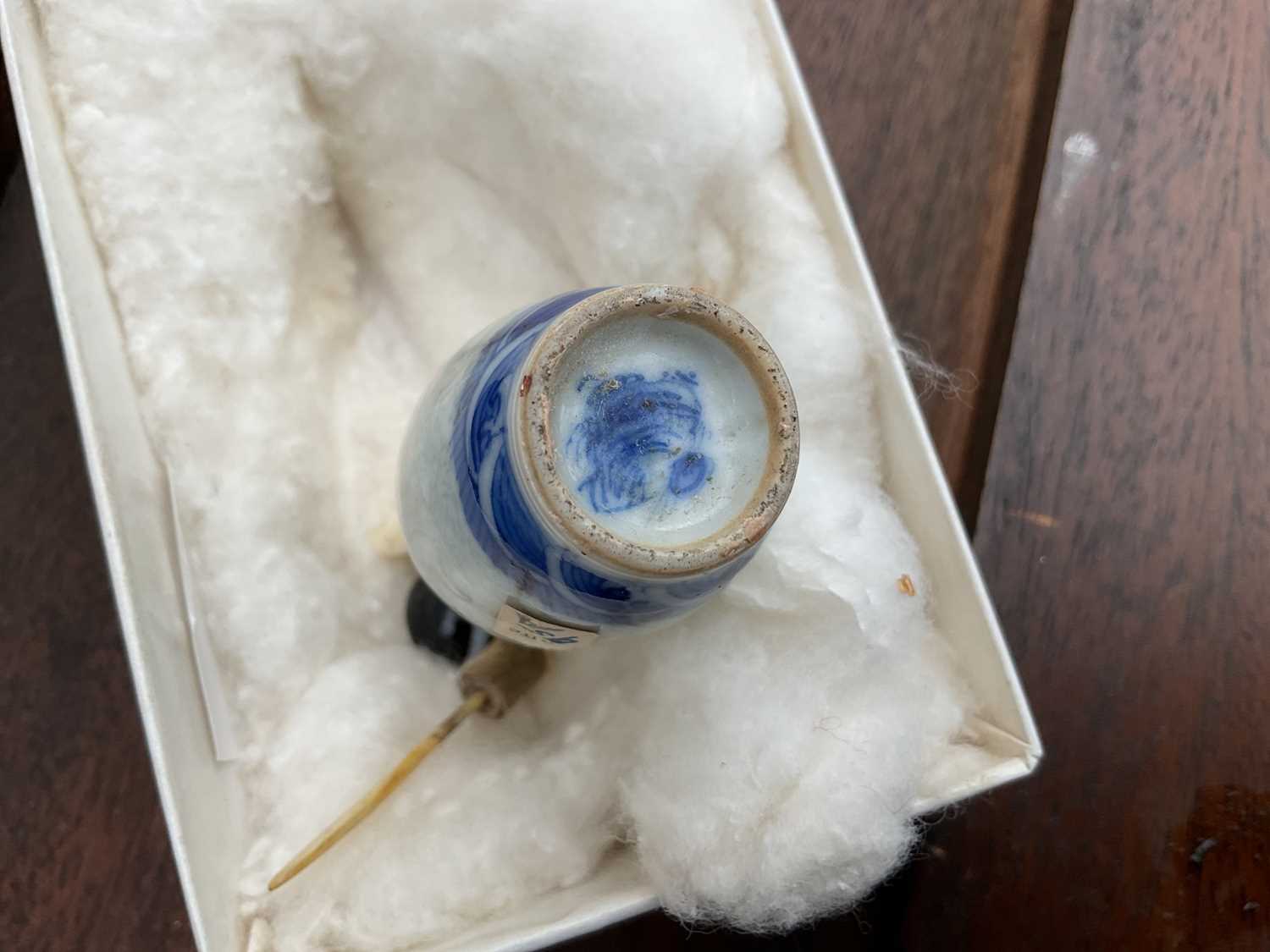 Japanese porcelain snuff with agate stopper - Image 5 of 5