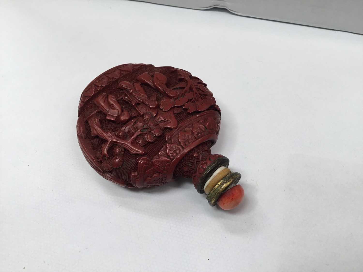 Finely carved cinnabar lacquer snuff bottle - Image 5 of 7