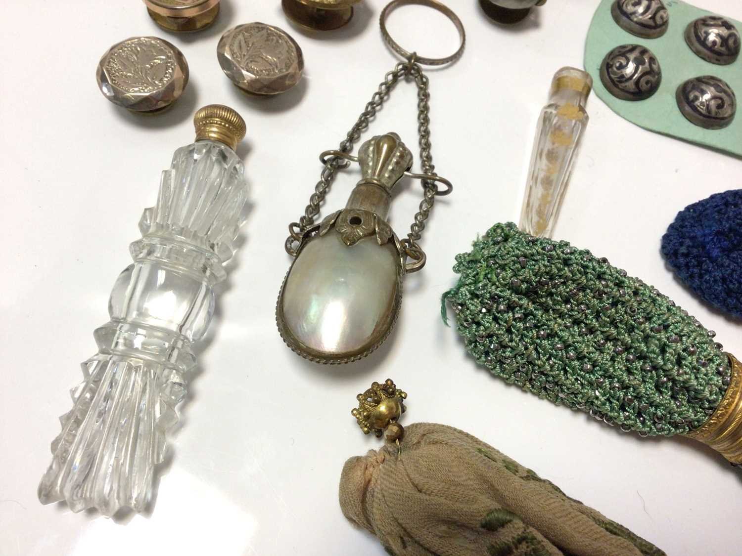 Vertical items and bijouterie including scent bottles, pen knives, buttons and miser's purses - Image 2 of 7