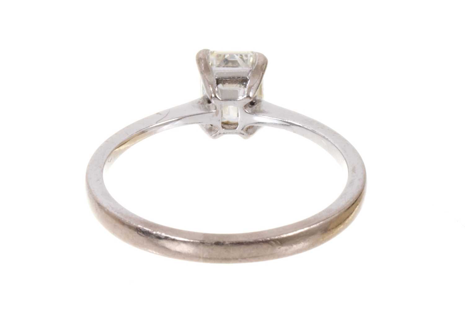 Diamond single stone ring with a rectangular emerald-cut diamond with a G.I.A. Diamond Report statin - Image 3 of 4