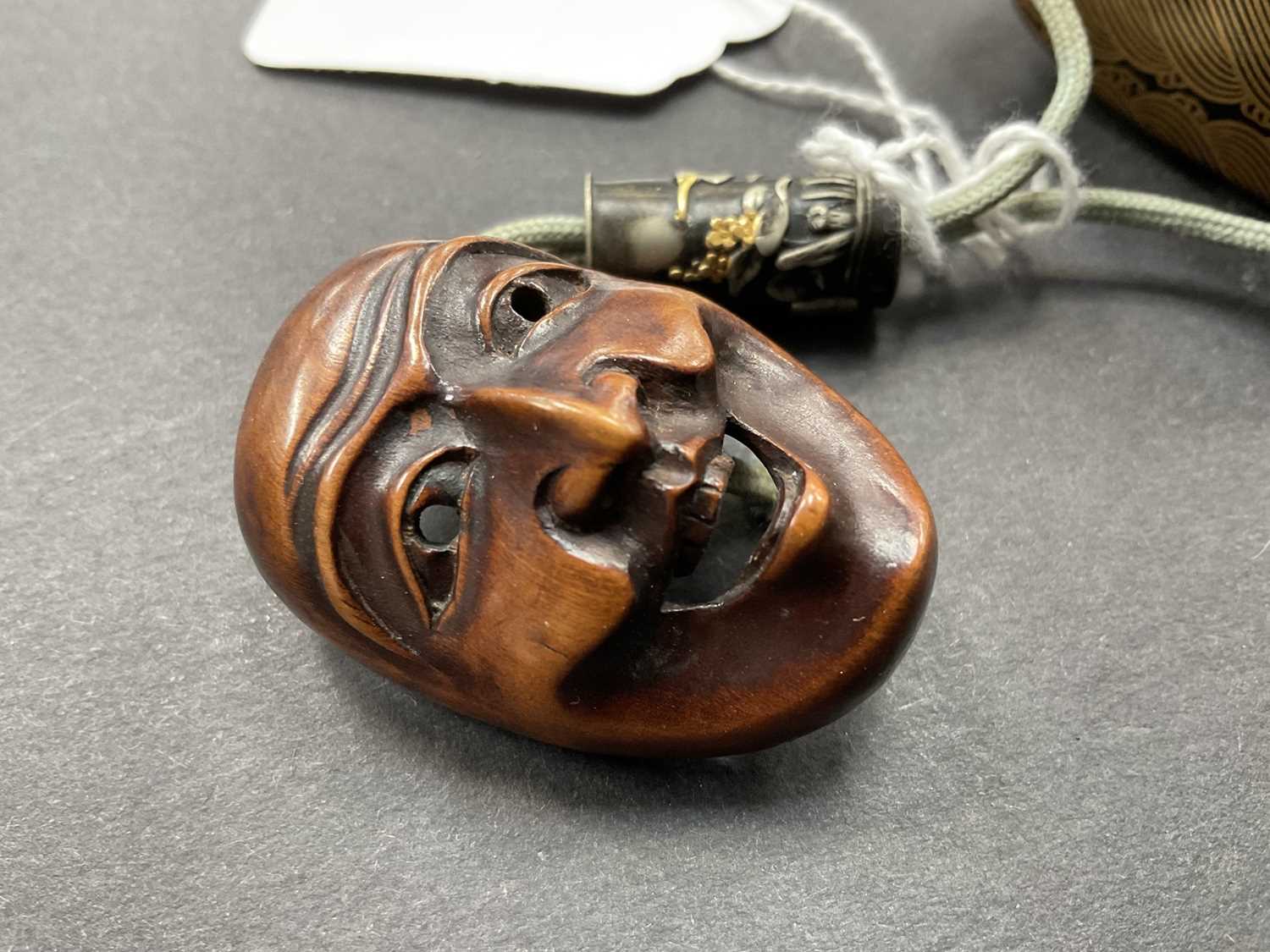 18th century Japanese four section gold lacquer inro, signed Issho, with Noh mask netsuke - Image 7 of 8