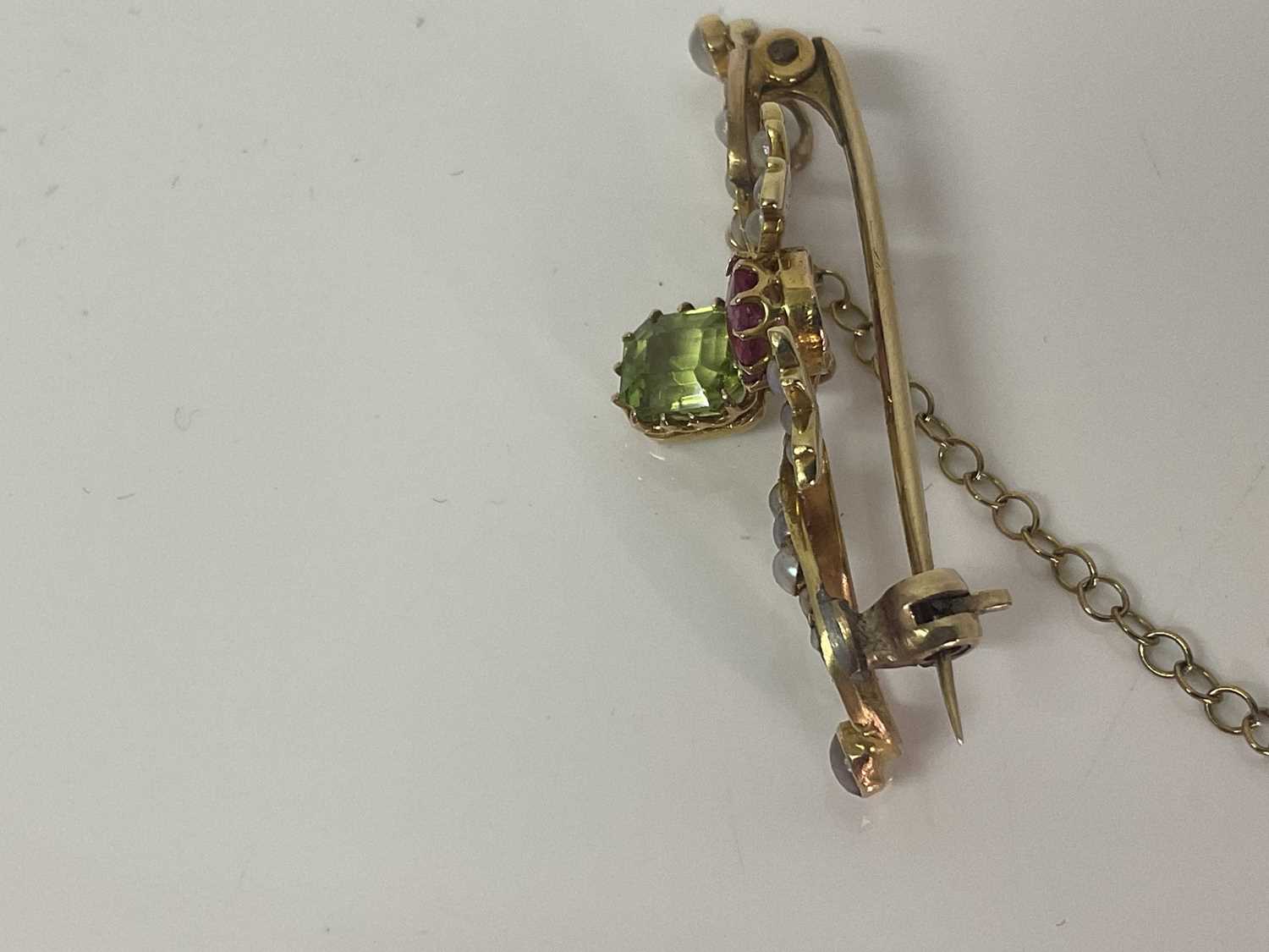 Edwardian pink tourmaline, peridot and seed pearl brooch in box - Image 4 of 6