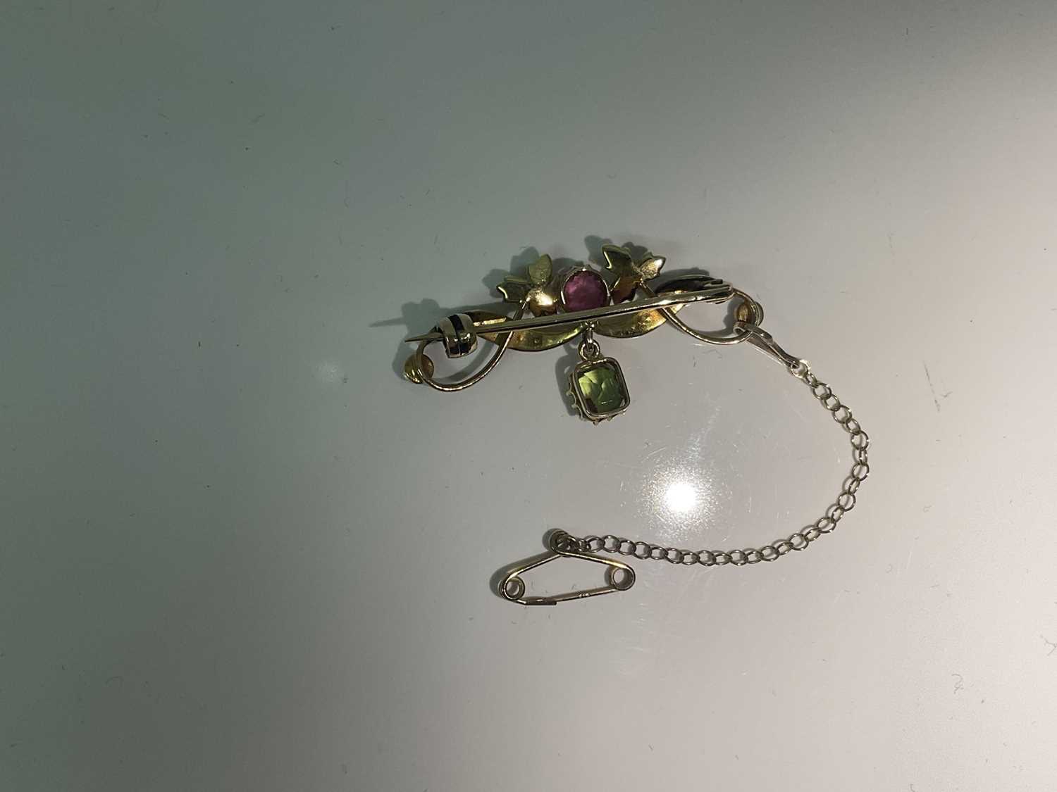 Edwardian pink tourmaline, peridot and seed pearl brooch in box - Image 2 of 6