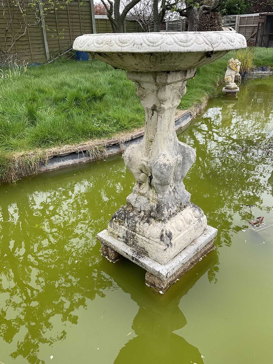 Old reconstituted stone garden fountain with circular bowl on pedestal base with lions to each corne - Image 3 of 3