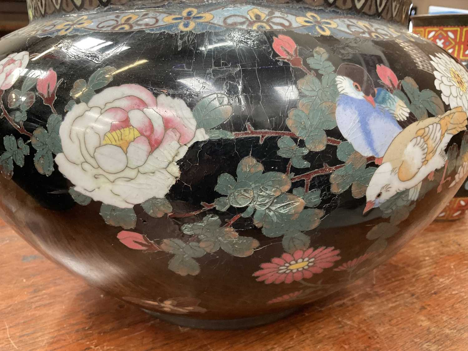 Large Japanese cloisonné jardinière decorated with flowers and birds - Image 14 of 17