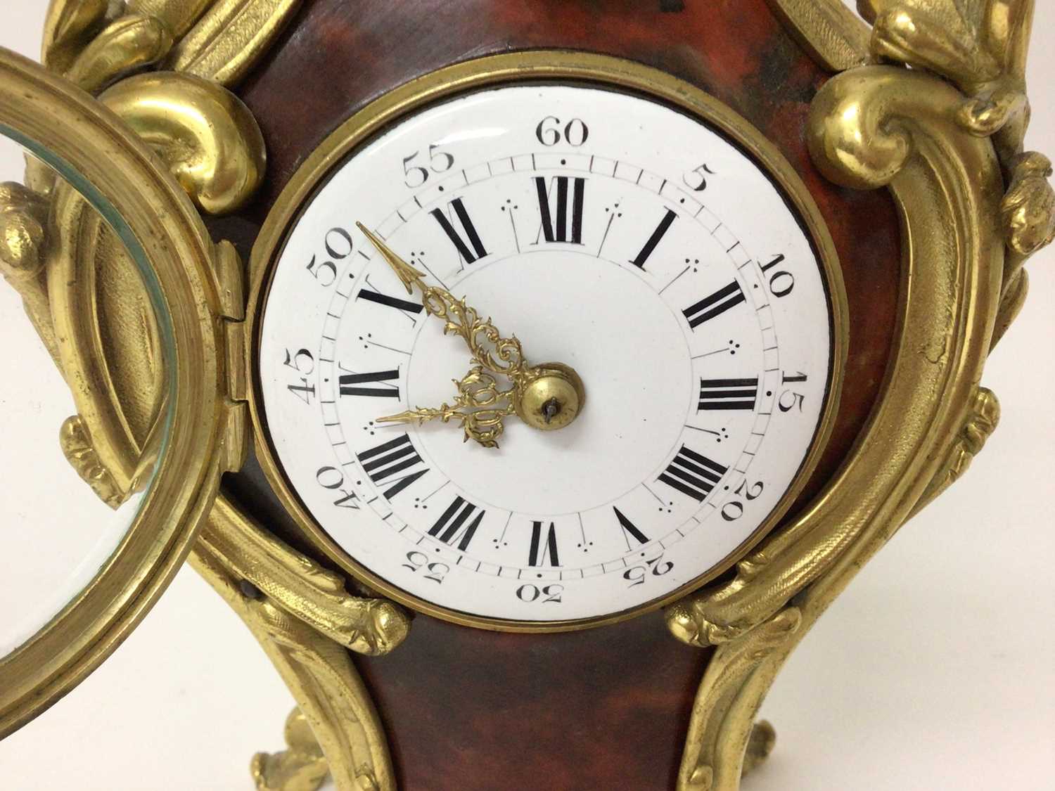 Late 19th century French rococo red tortoiseshell ormolu mantel clock - Image 4 of 4