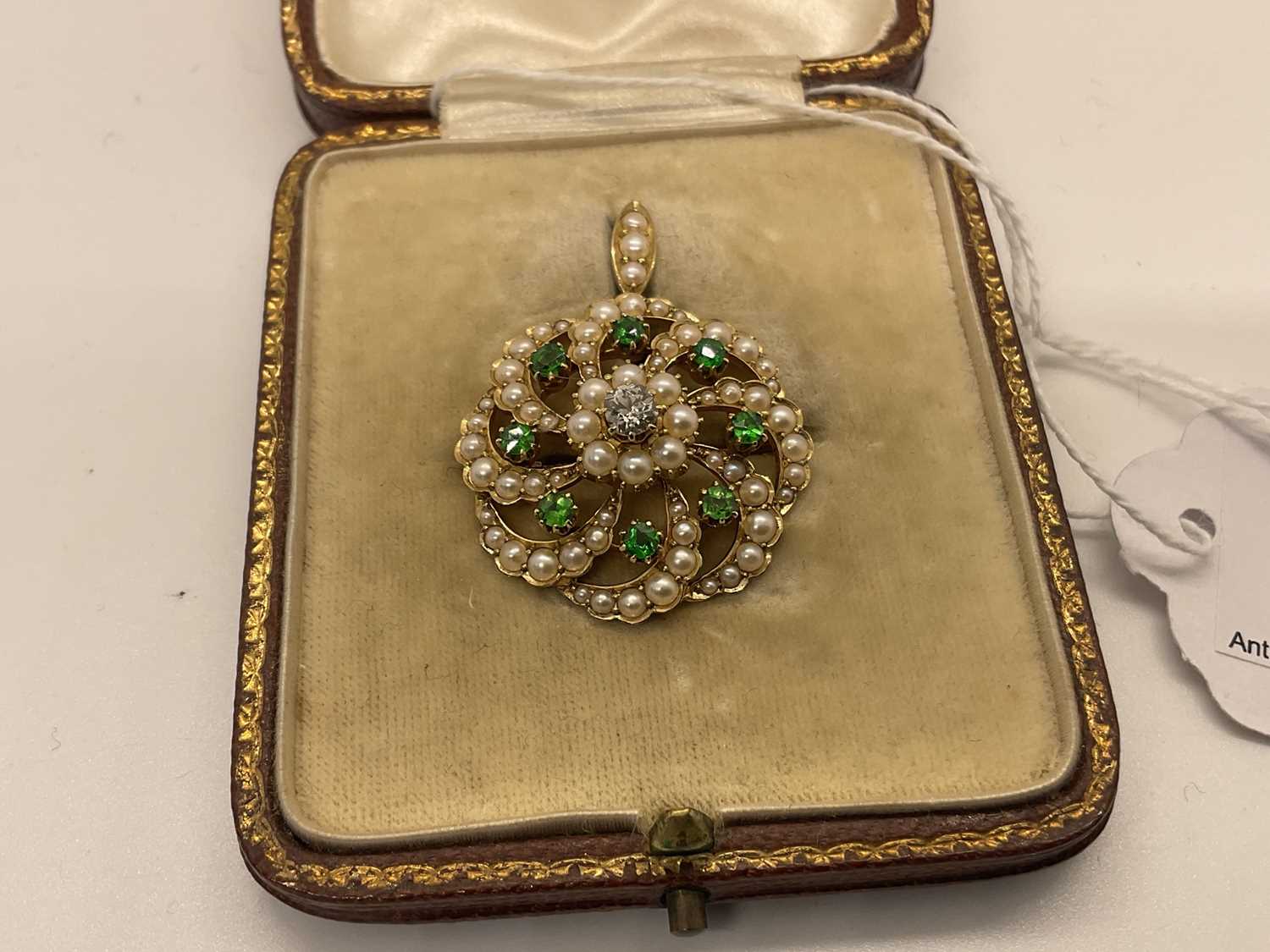 Edwardian diamond, green garnet and seed pearl pendant/brooch, engraved ‘L.E. Pearson 1906’, in orig - Image 6 of 7