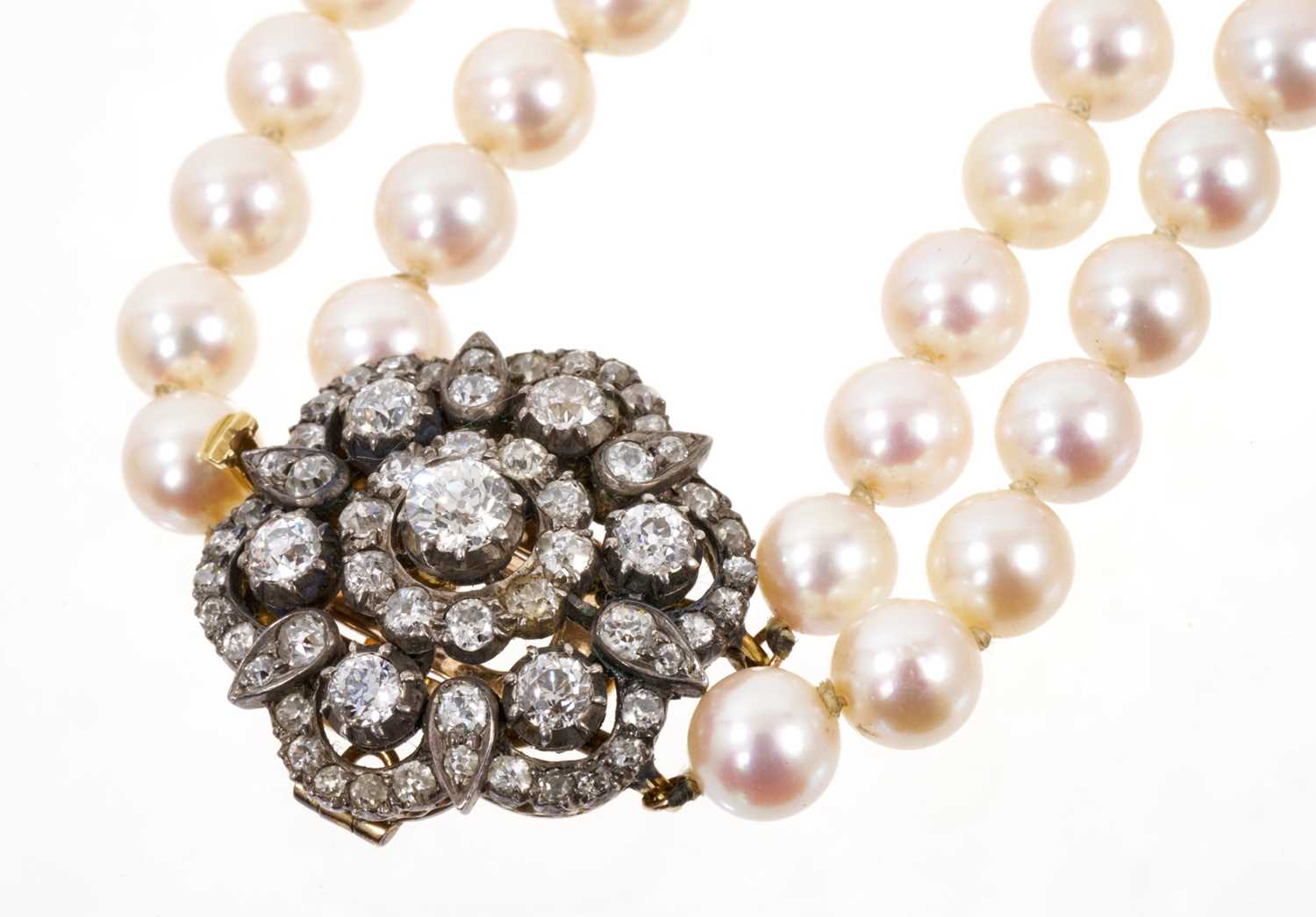 Cultured pearl two-strand necklace with a Victorian diamond cluster clasp - Image 2 of 3