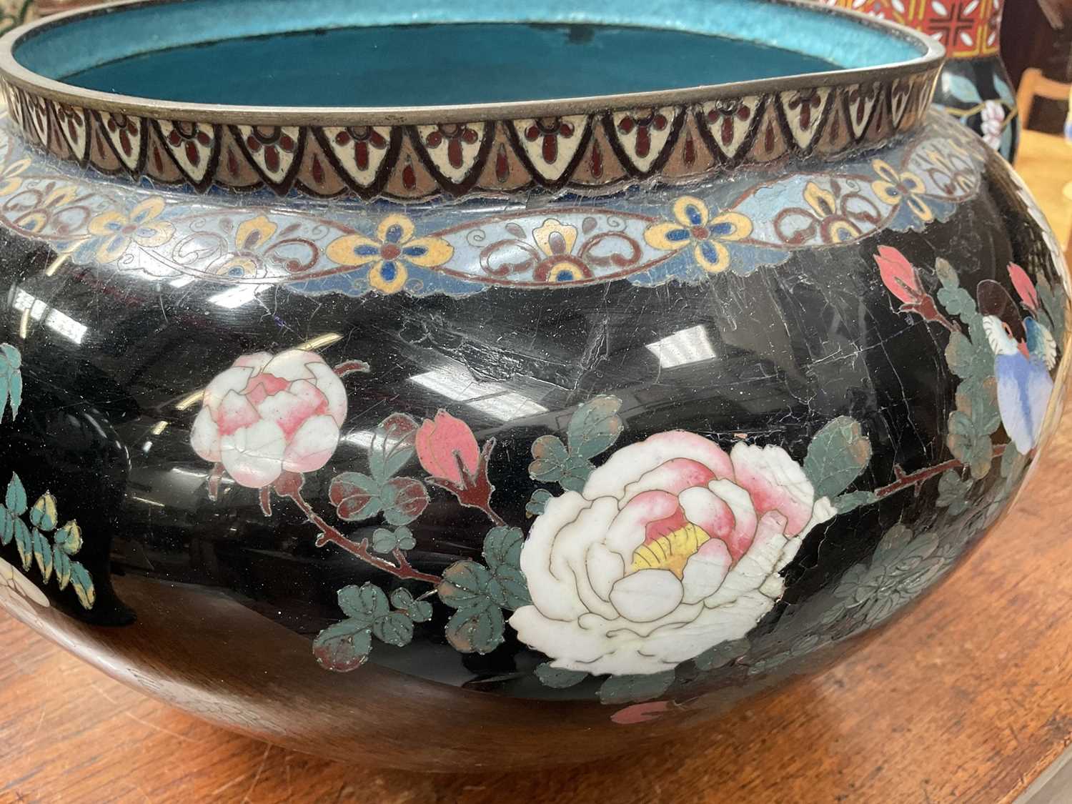 Large Japanese cloisonné jardinière decorated with flowers and birds - Image 12 of 17