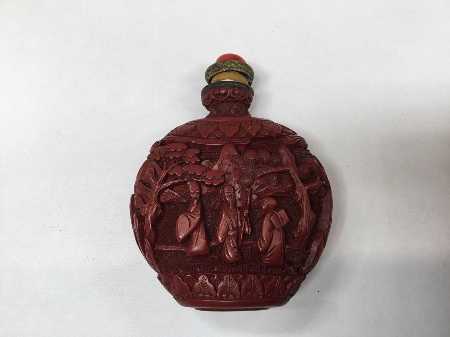 Finely carved cinnabar lacquer snuff bottle - Image 4 of 7