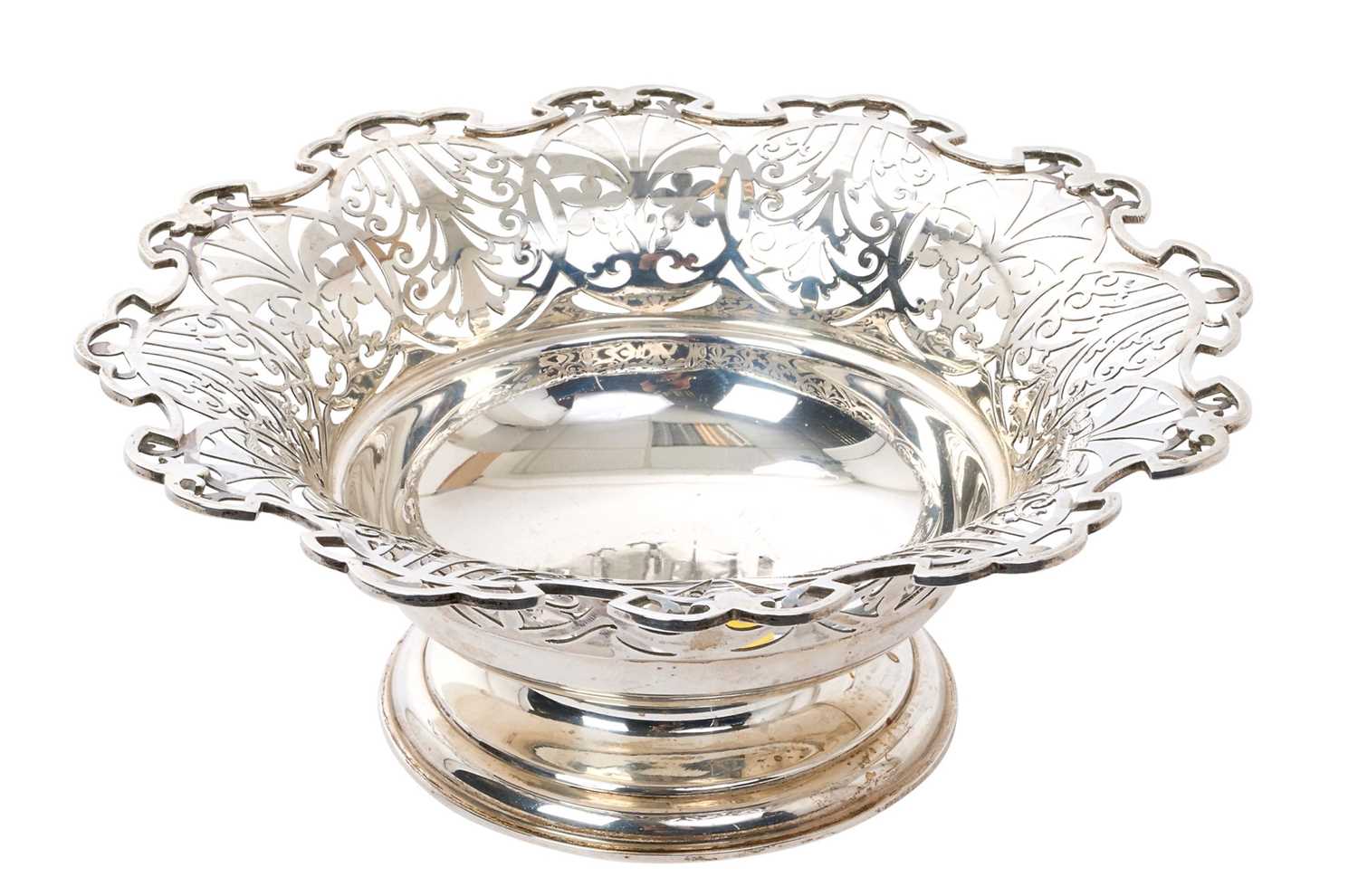 1930s silver bowl, with pierced decoration and flared rim, on a circular stepped base