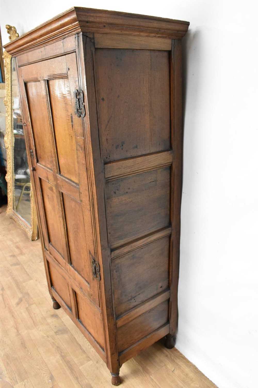 Oak enclosed floorstanding cupboard - Image 2 of 10
