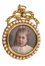 Edwardian 15ct gold double-sided locket, opening to reveal two further portrait miniatures, the circ