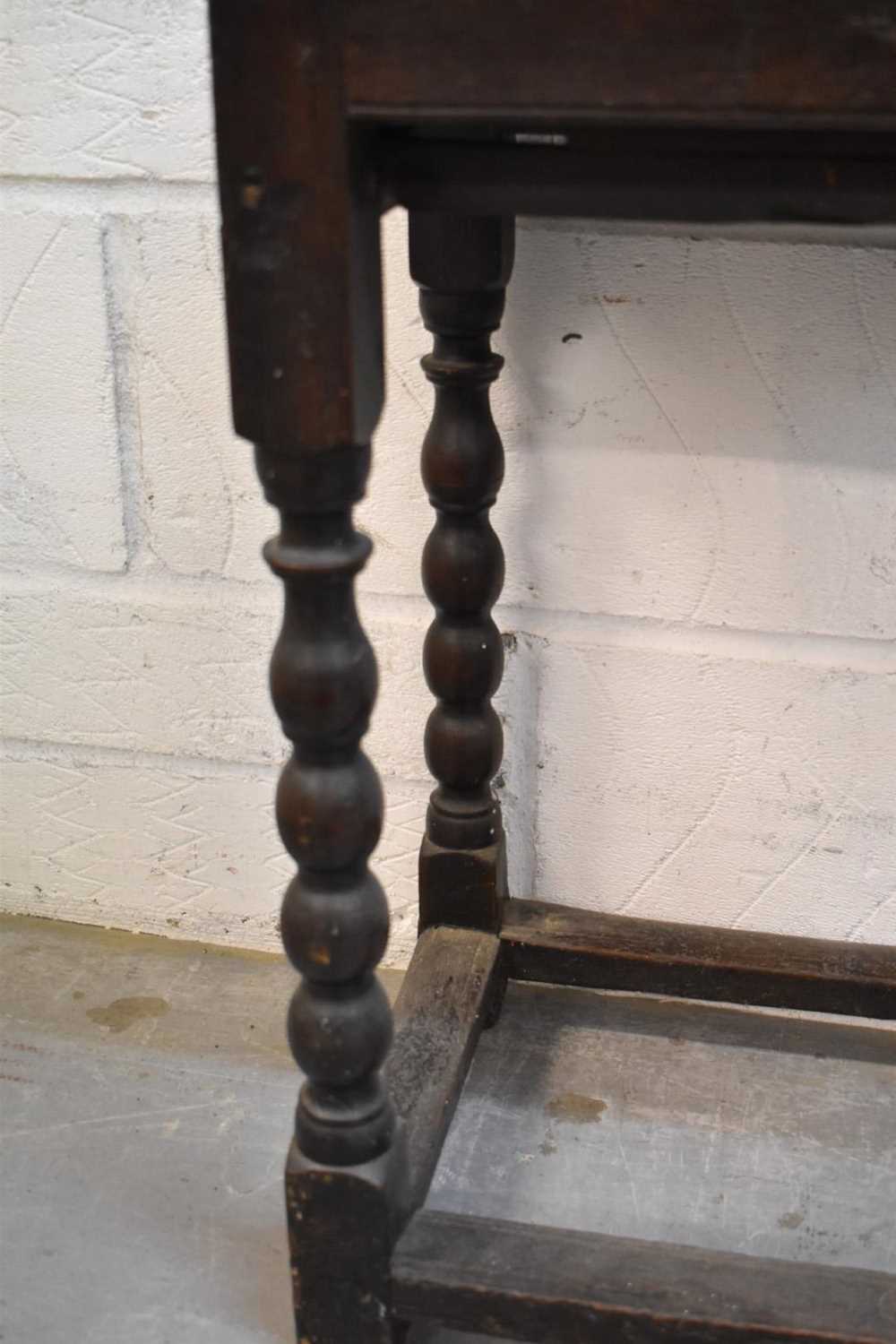 Late 17th century oak side table - Image 4 of 6