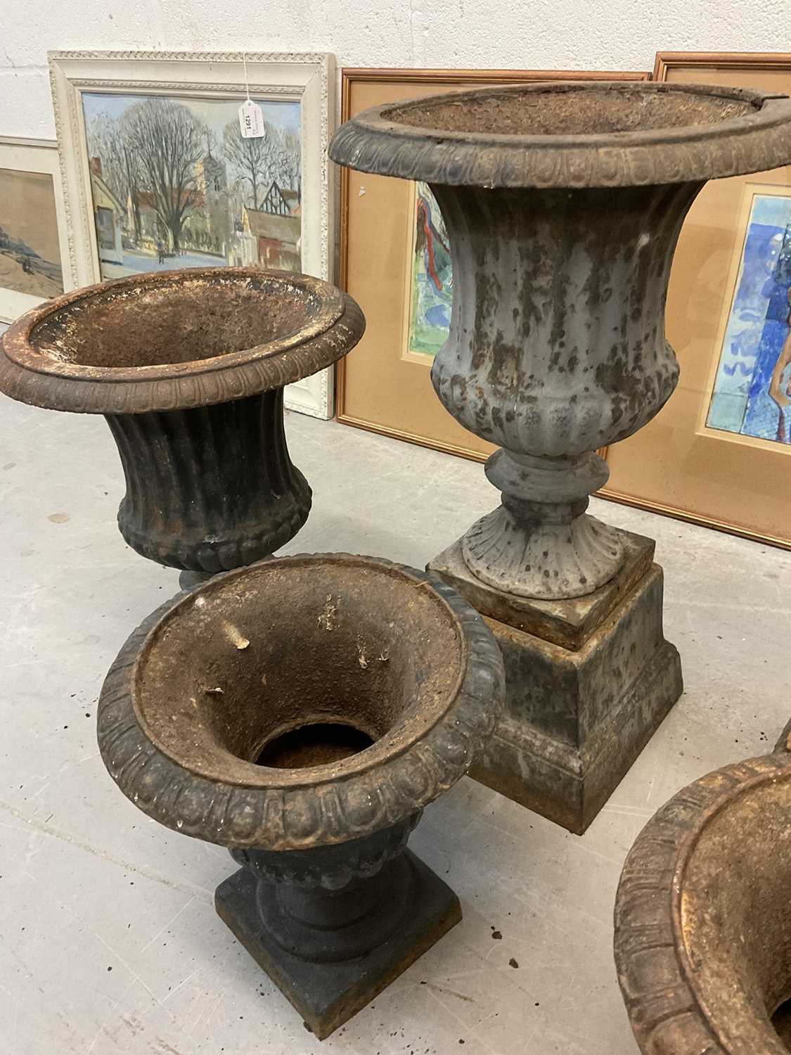 Six antique cast iron garden urns of campana form - Image 2 of 3