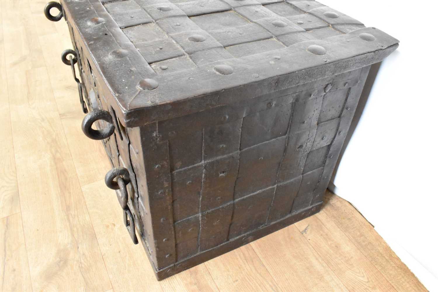17th century German iron Armada chest with intricate locking system, key marked S. Morden - Bild 8 aus 23