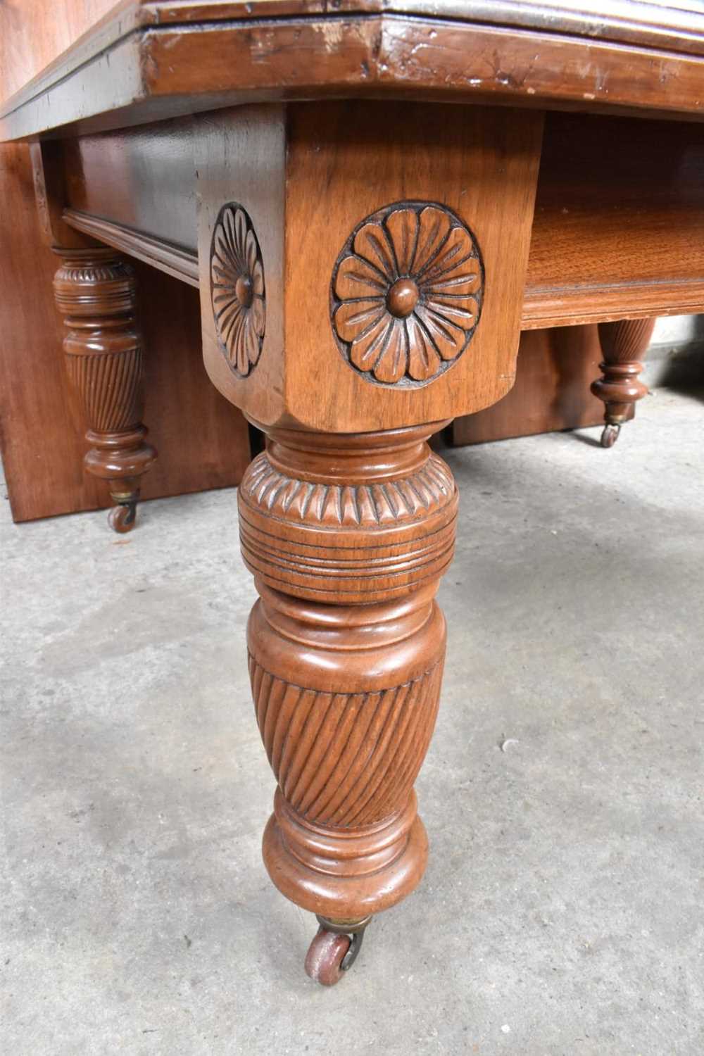 Very large Edwardian mahogany extending dining table, with three additional leaves - Image 3 of 6