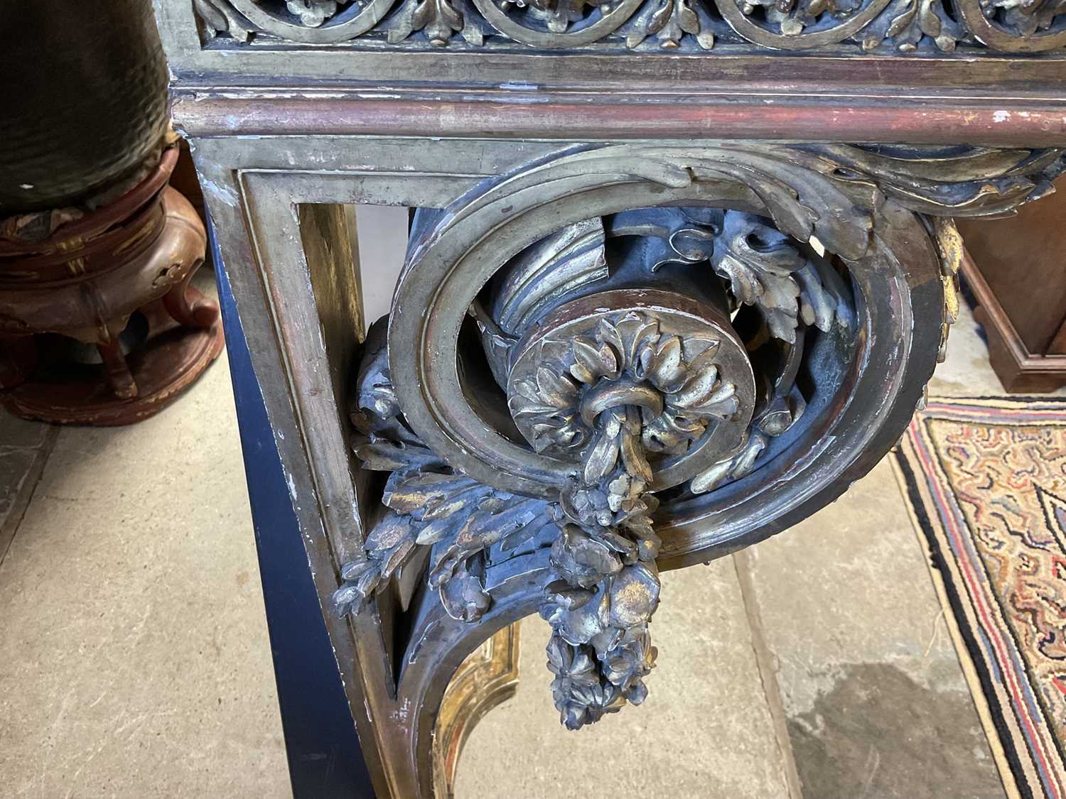 Fine quality 19th century French marble topped carved gilt console table, of shaped bowfront outline - Bild 13 aus 22