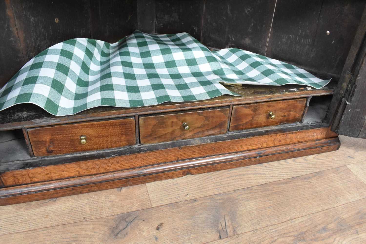 George III oak hanging corner cupboard with panelled doors - Image 8 of 8