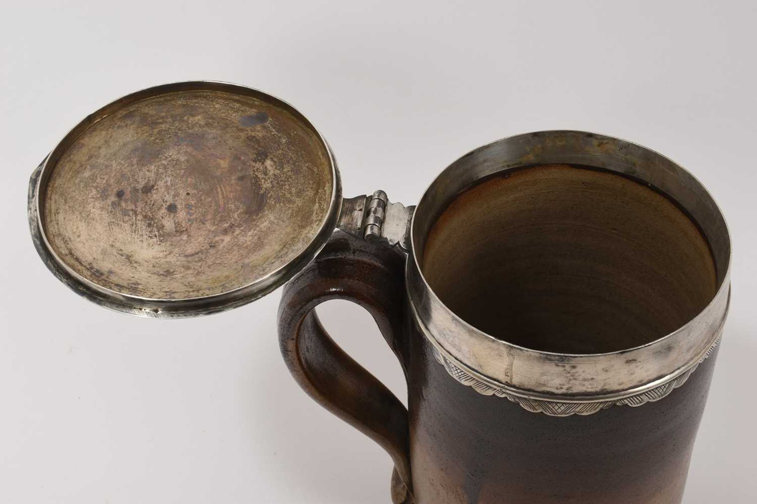 Large Georgian stoneware salt glaze 2 1/2 pint tankard with silver hinged lid - Image 5 of 6