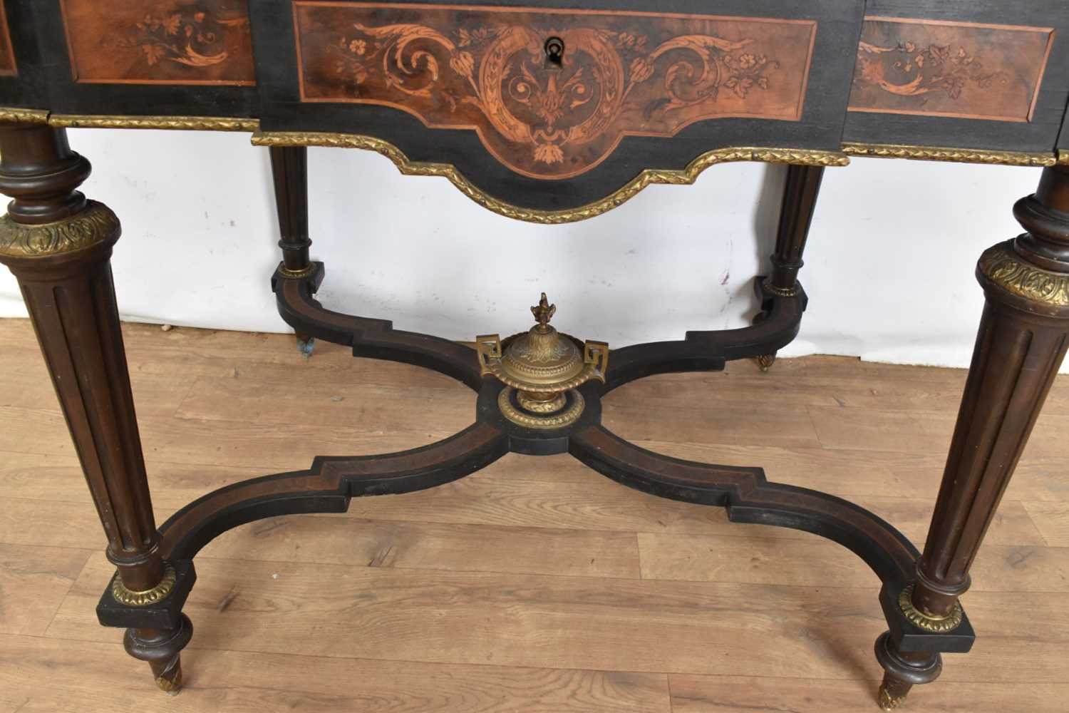 Good 19th century marquetry and ormolu mounted table - Image 5 of 17