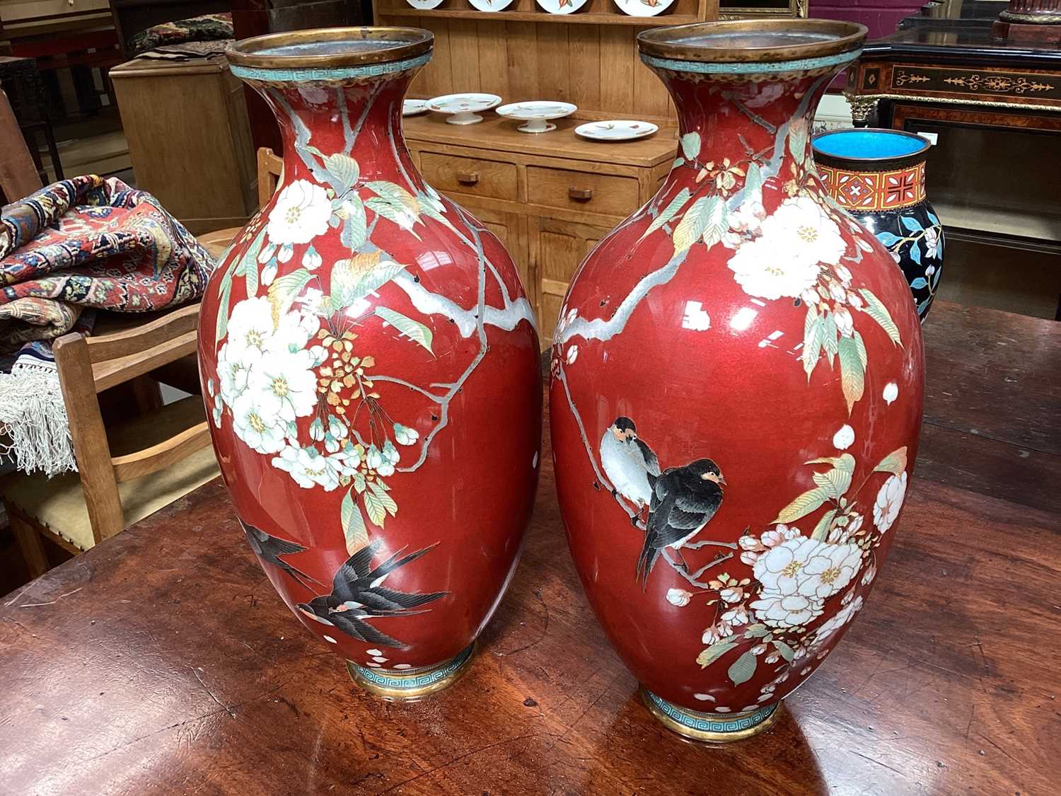 Large pair of fine quality Japanese cloisonné enamel vases - Bild 3 aus 14