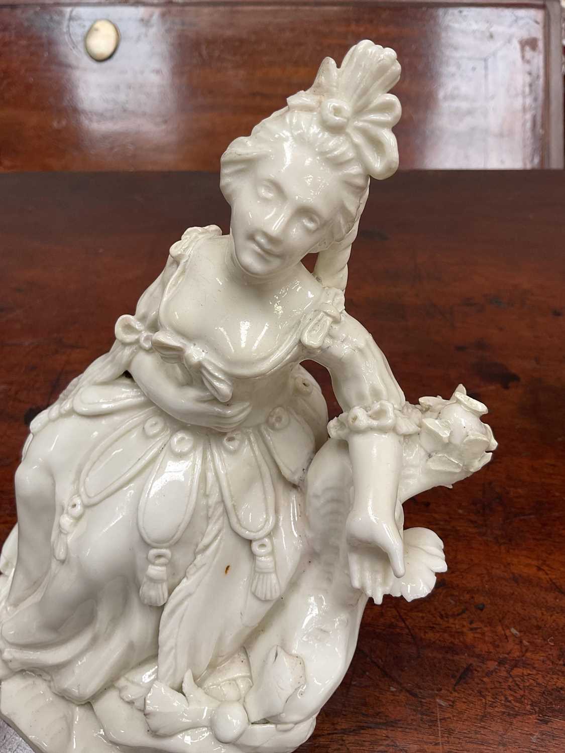 18th century porcelain figure of a seated lady - Bild 3 aus 6