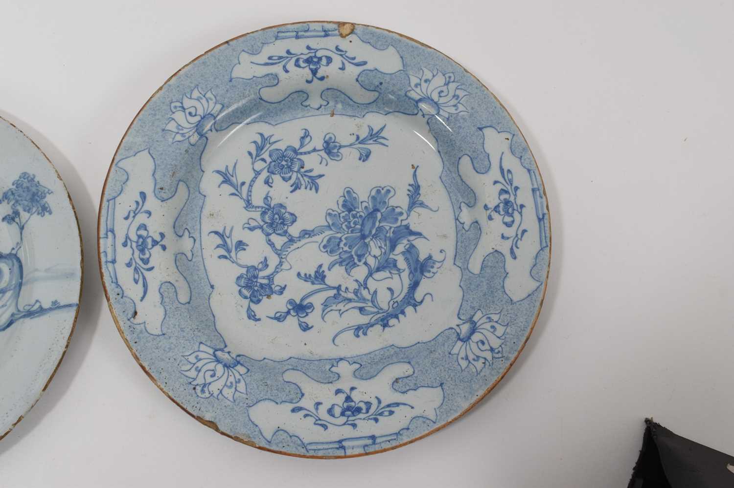 Two 18th century blue and white Delft dishes - Image 3 of 5