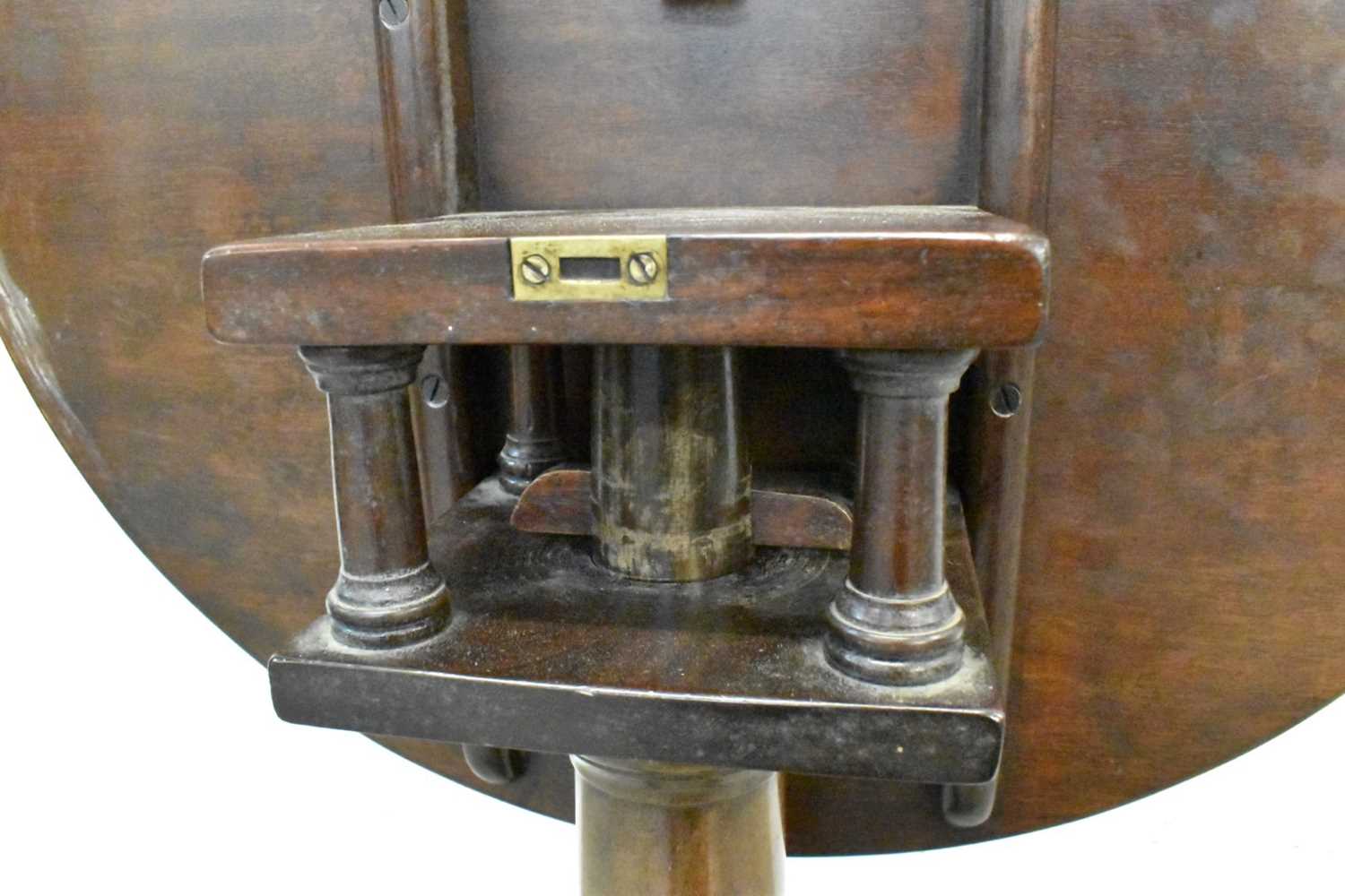 Unusual Georgian tilt top wine table with revolving bird cage mechanism - Image 3 of 5