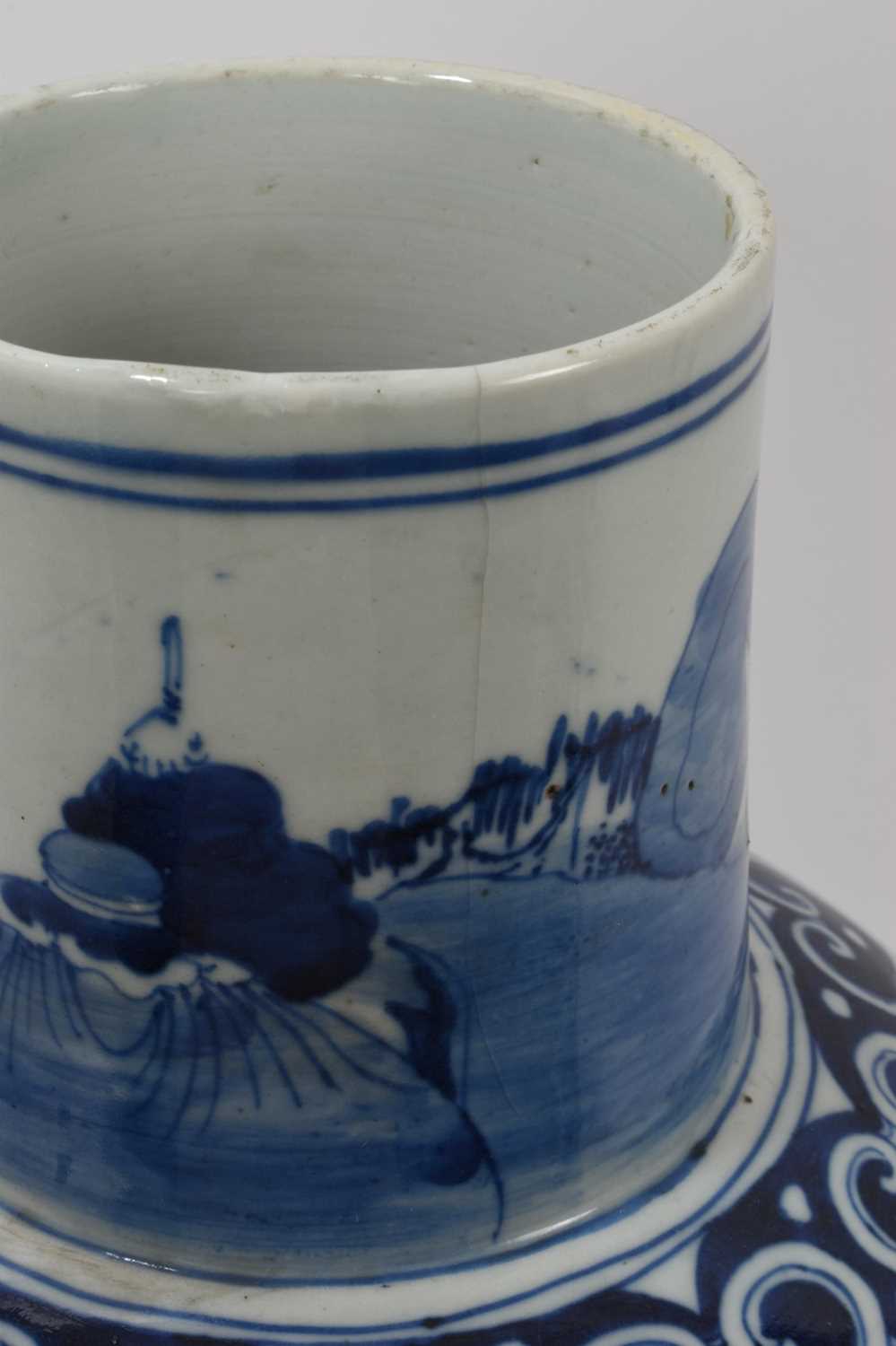 Large Chinese blue and white vase - Image 4 of 5