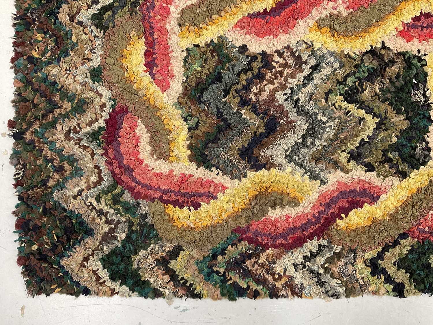 Omega style rag rug with abstract design with flame motif, 102 x 66cm - Image 2 of 5