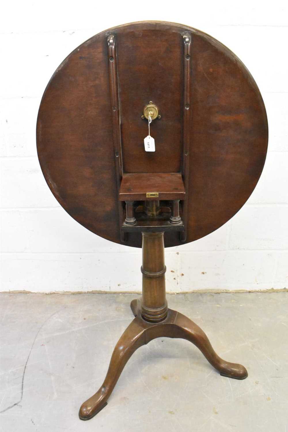 Unusual Georgian tilt top wine table with revolving bird cage mechanism - Image 2 of 5