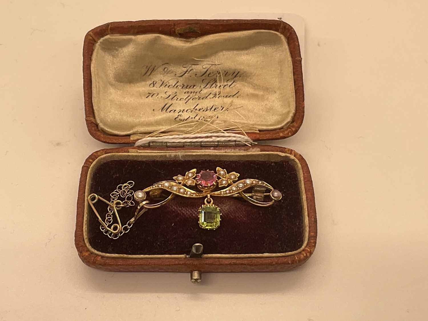Edwardian pink tourmaline, peridot and seed pearl brooch in box - Image 6 of 6