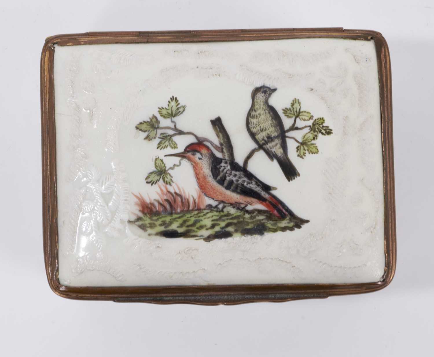 An 18th century enamel box, painted with birds - Image 2 of 4