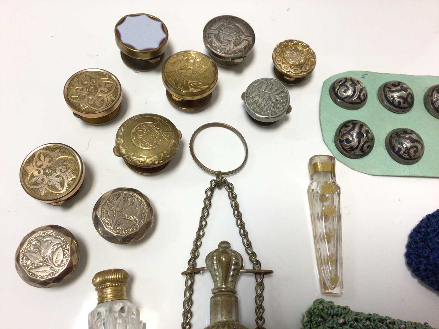 Vertical items and bijouterie including scent bottles, pen knives, buttons and miser's purses - Image 7 of 7