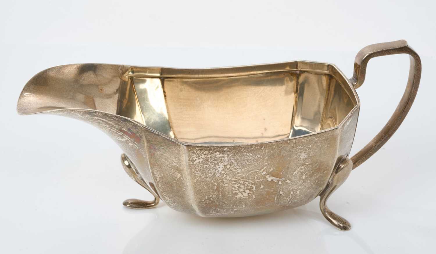 Late 1940s silver sauce boat of faceted form, with angular loop handle - Image 2 of 2