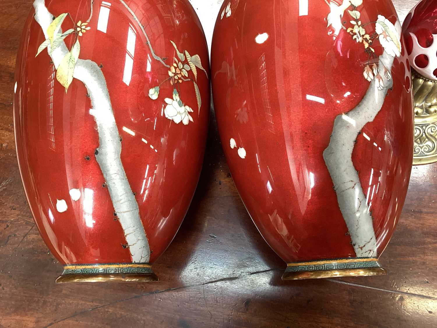 Large pair of fine quality Japanese cloisonné enamel vases - Bild 7 aus 14