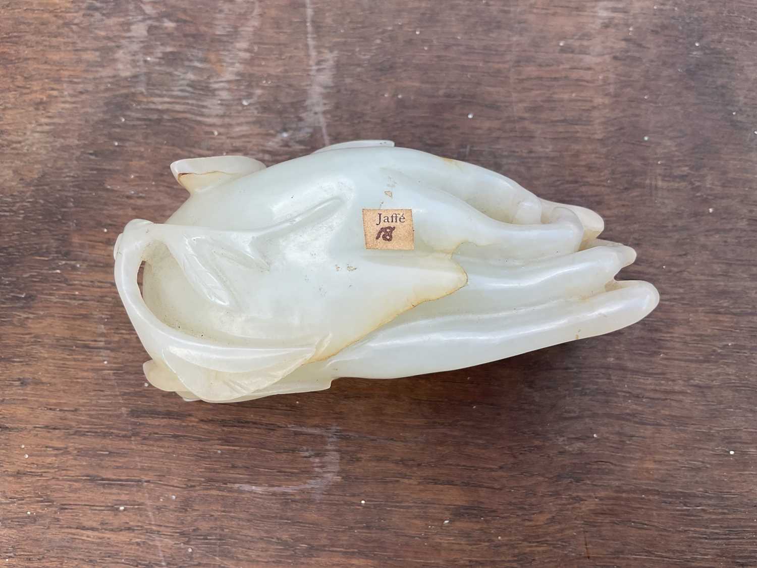 18th / 19th century celadon jade snuff bottle in the form of a Buddha's hand - Image 5 of 8