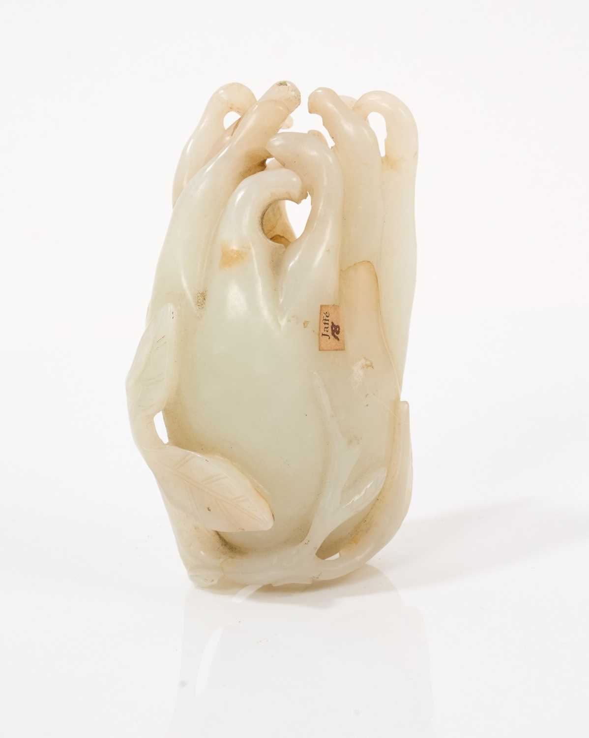 18th / 19th century celadon jade snuff bottle in the form of a Buddha's hand - Image 2 of 8