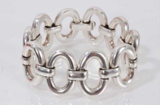 Contemporary heavy silver oval link bracelet with concealed clasp (Edinburgh 2001), 21cm.